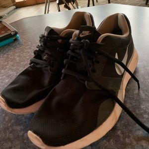 Black Nike Roche size 7